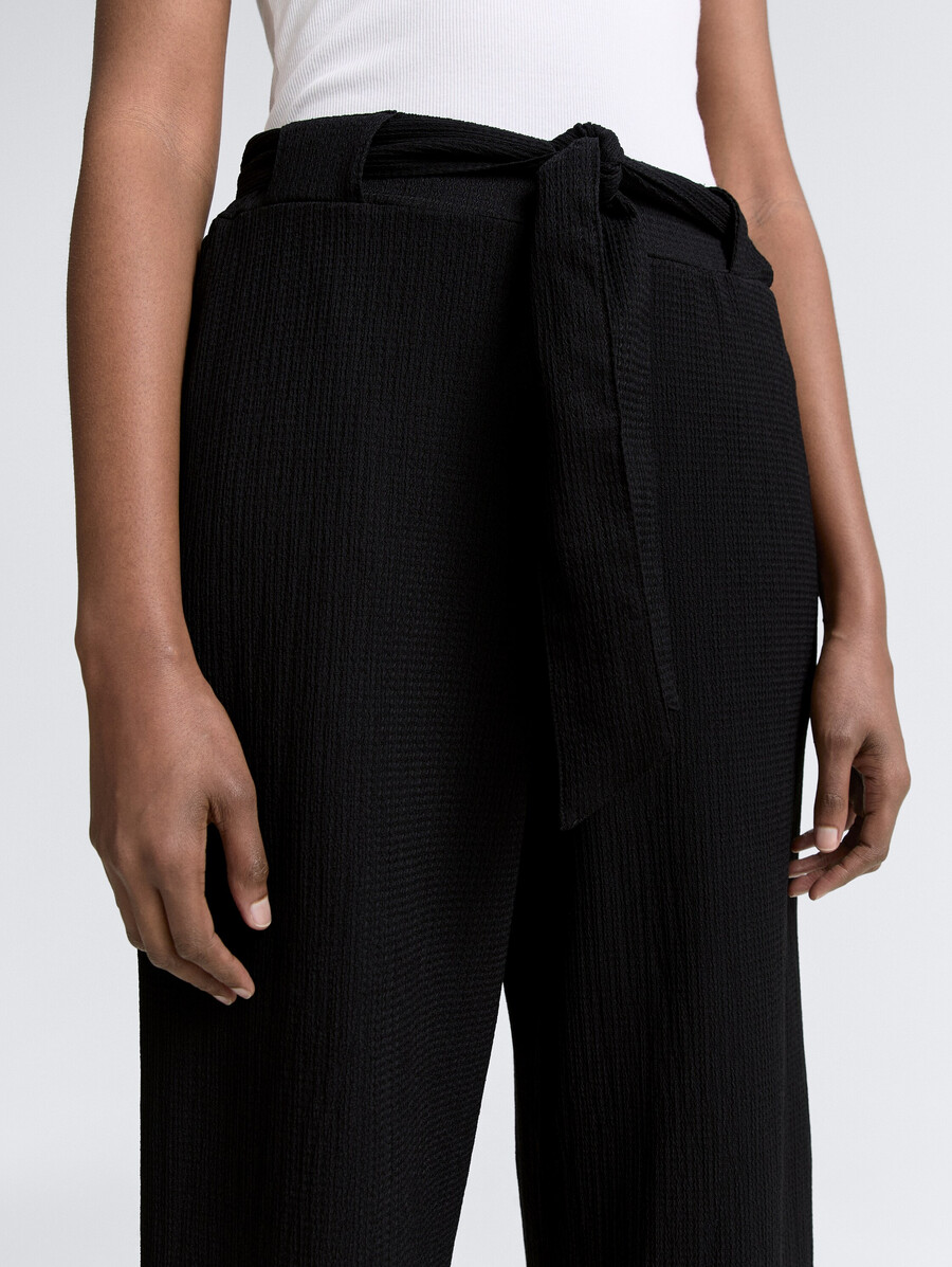 hochtaillierte culotte-hose mit bindegürtel
