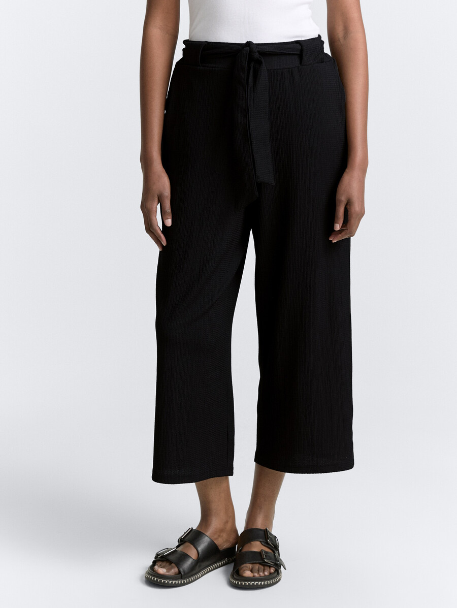 hochtaillierte culotte-hose mit bindegürtel