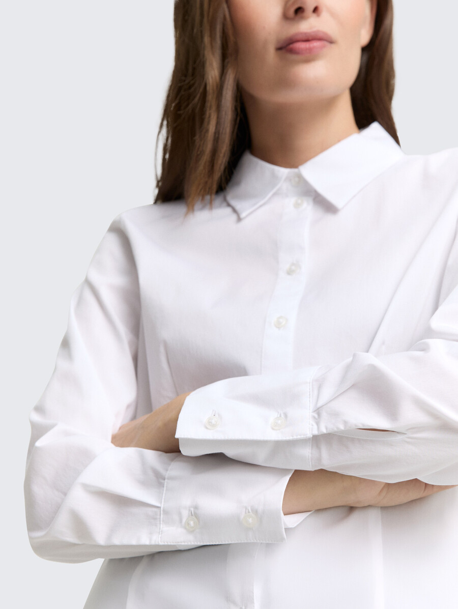 figurbetonte popeline-bluse