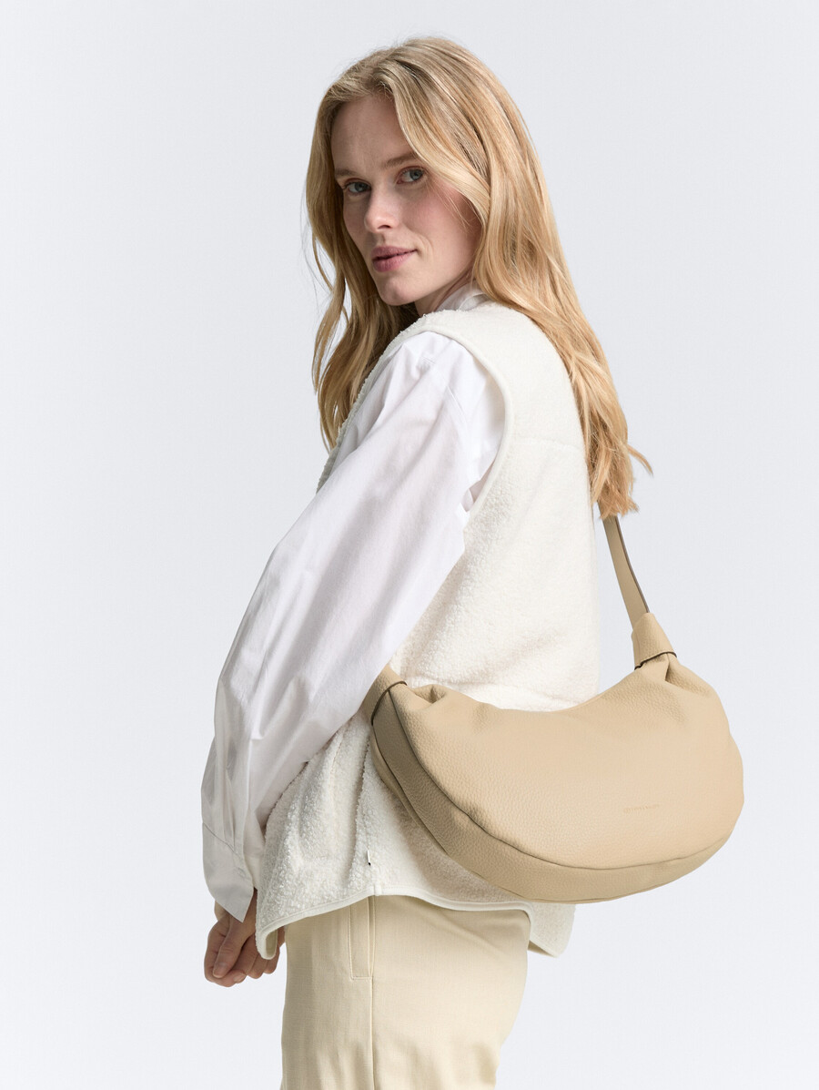 ttliliana m schultertasche mit kleinem geprägtem logo