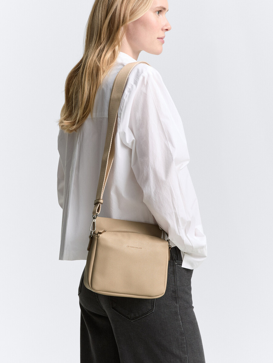 ttrella s schultertasche mit kleiner klappe und geprägtem logo