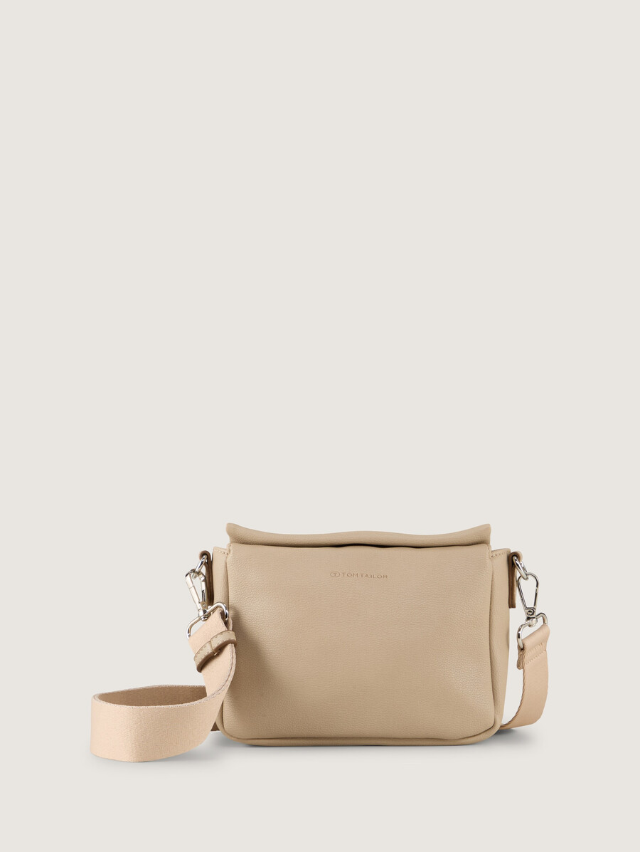 ttrella s schultertasche mit kleiner klappe und geprägtem logo
