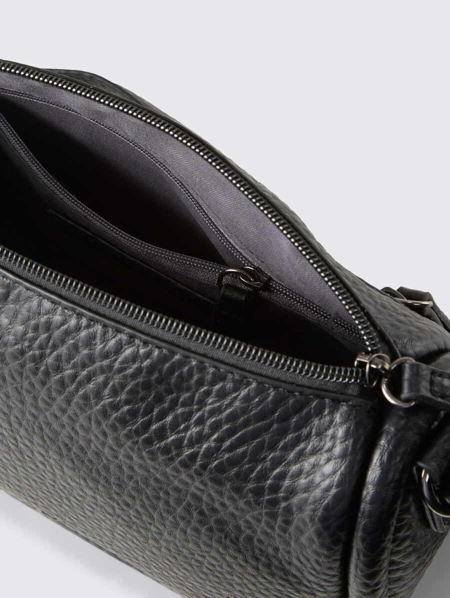 ttfinna s schultertasche mit dekorativem anhänger