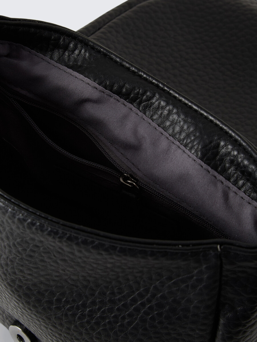 ttfinna m schultertasche mit dekorativem anhänger