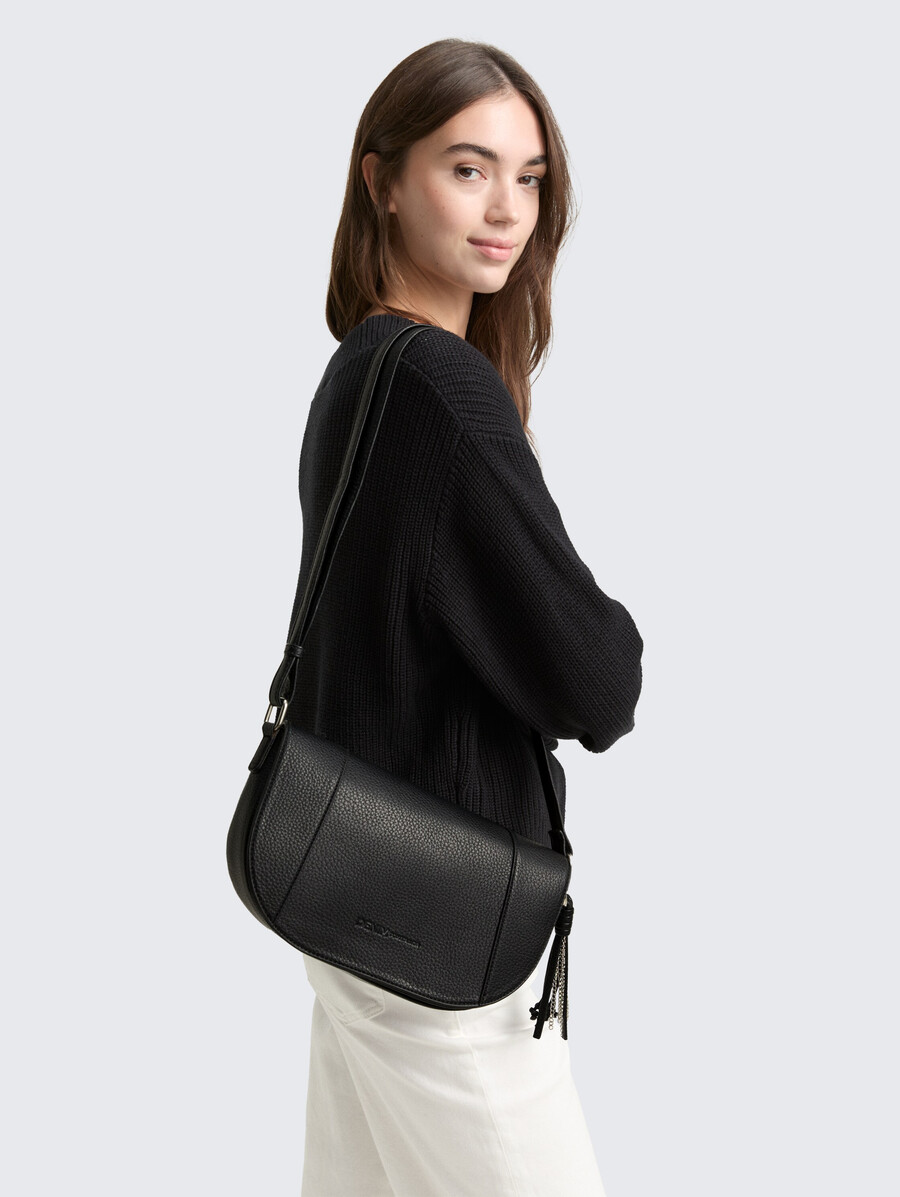 ttpriya m schultertasche mit dekorativem anhänger