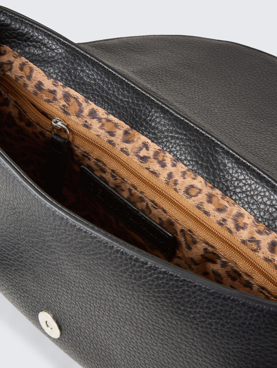 ttpriya m schultertasche mit dekorativem anhänger