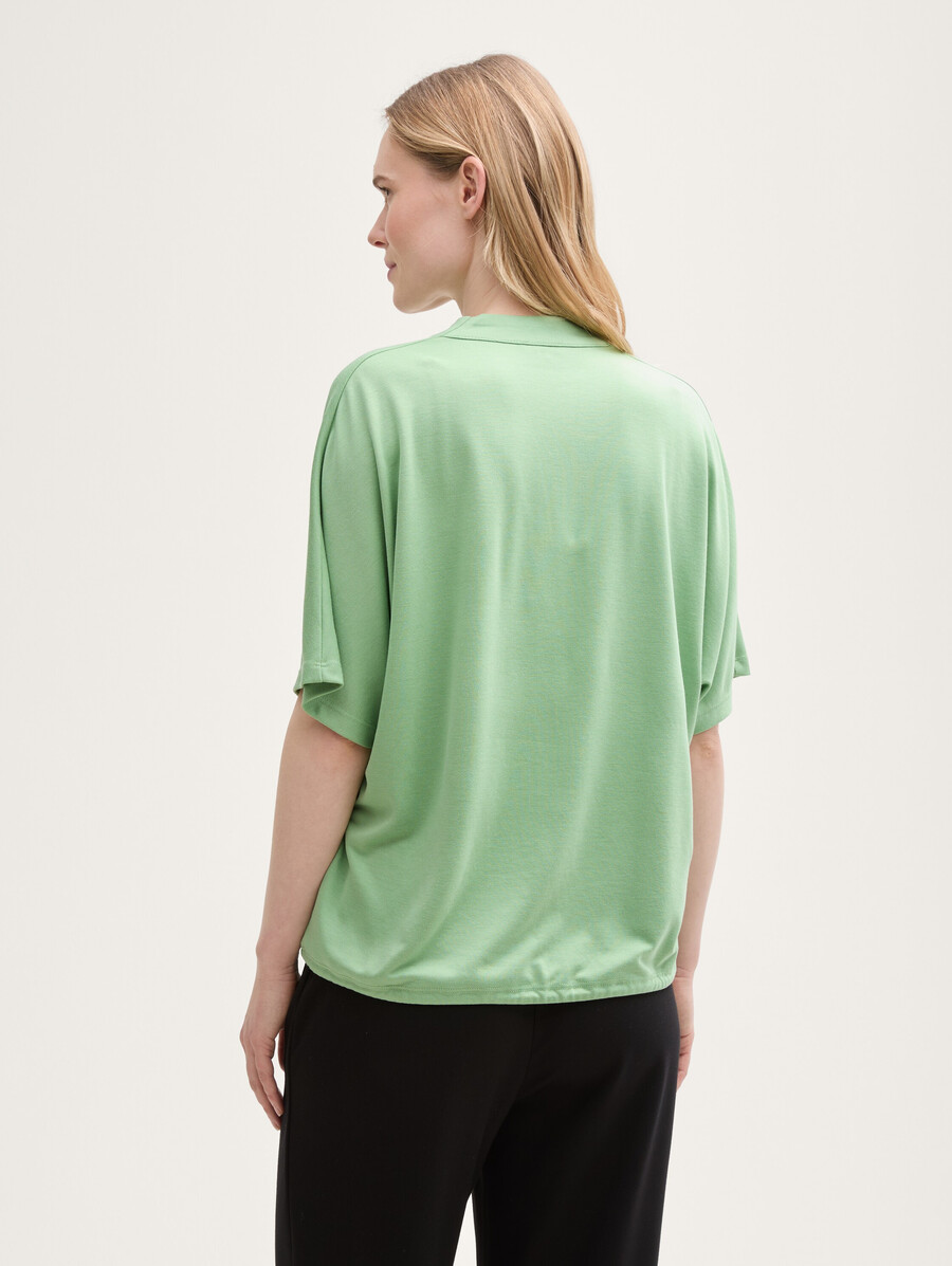 t-shirt mit v-ausschnitt