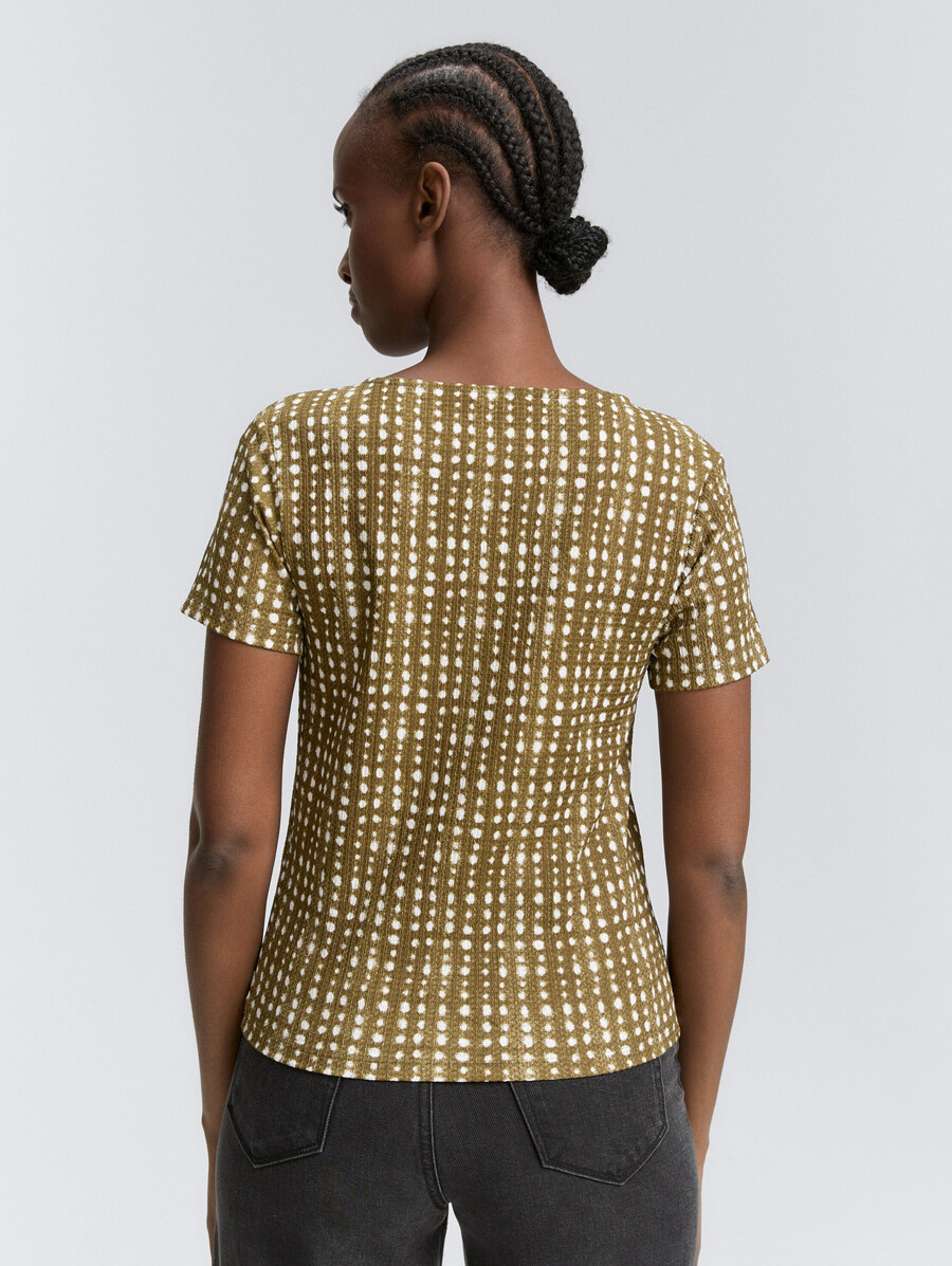 t-shirt mit dekorativer knopfleiste