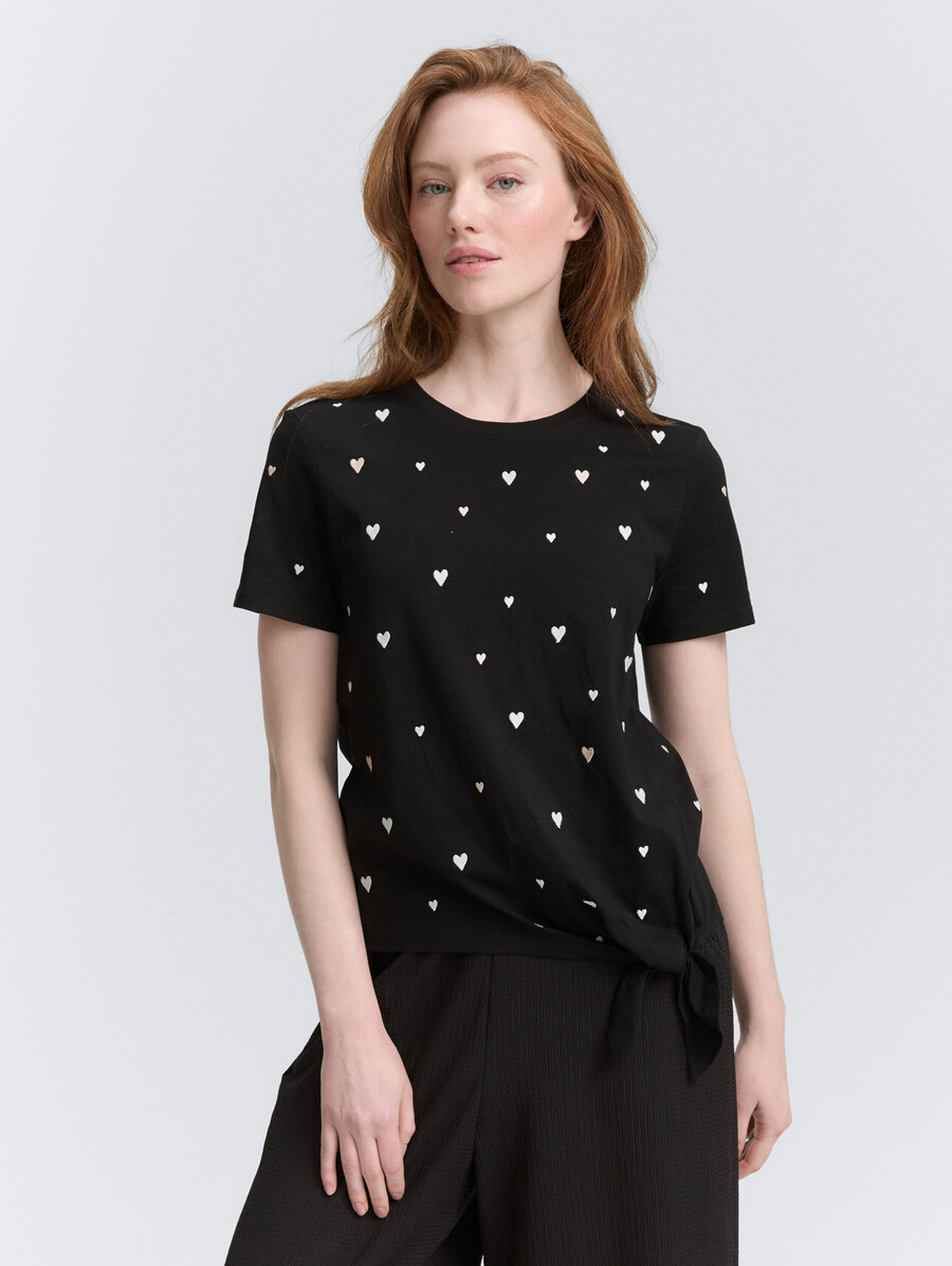 t-shirt mit herzstickerei