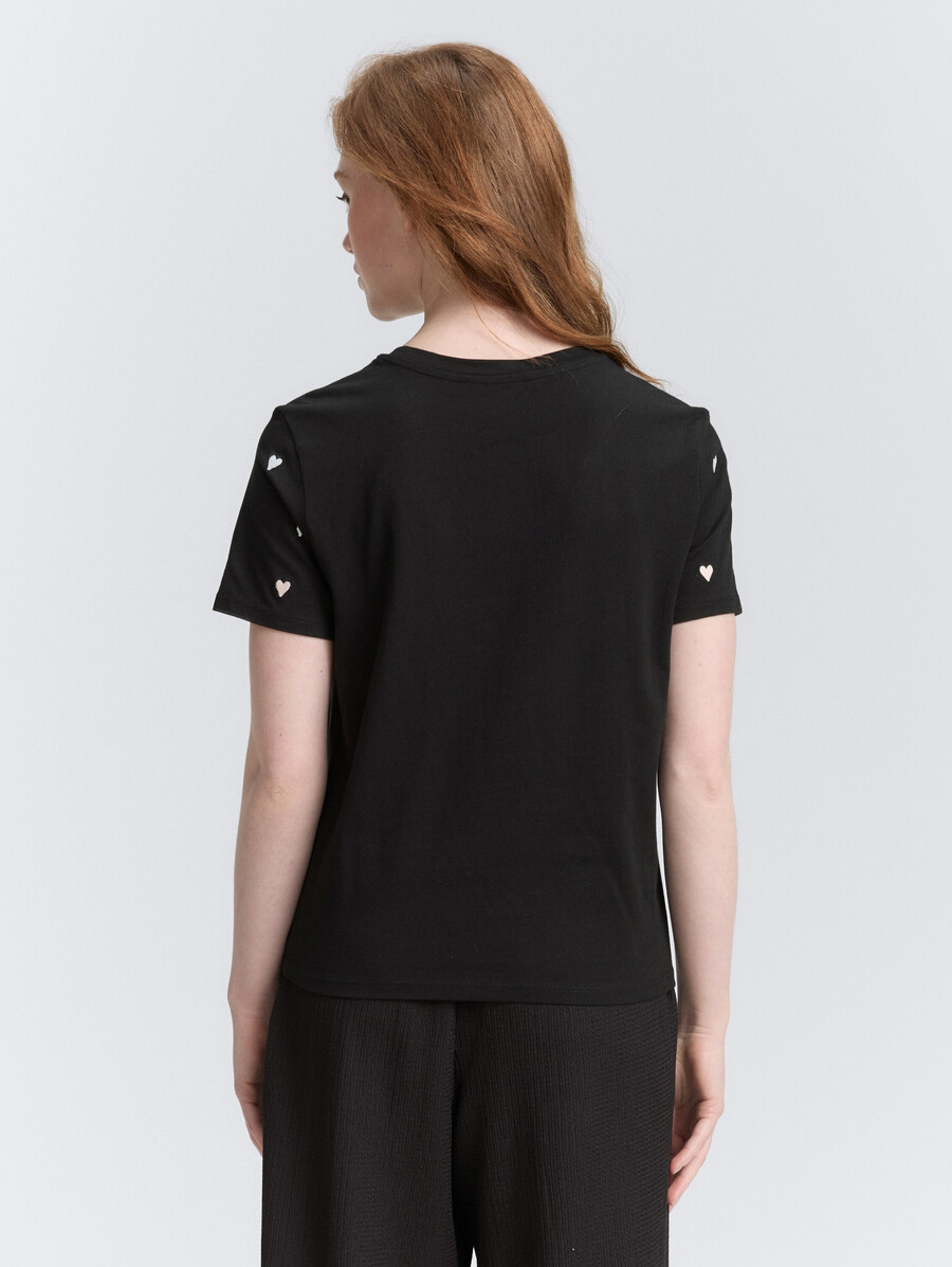 t-shirt mit herzstickerei