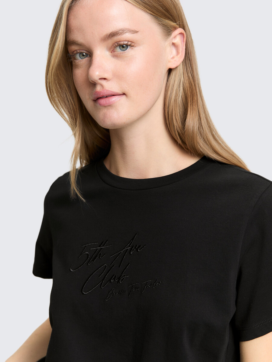 locker geschnittenes t-shirt mit glitzerstickerei