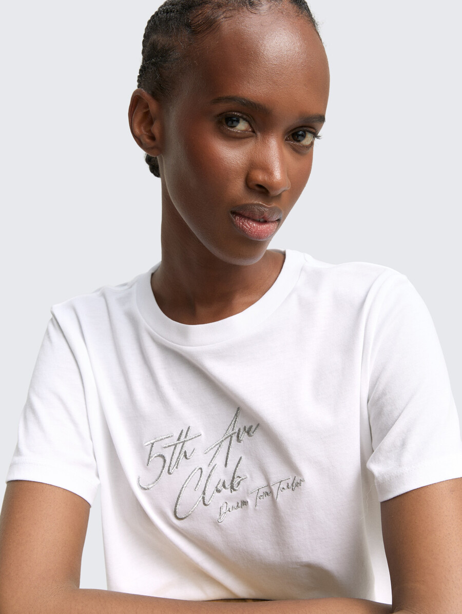 locker geschnittenes t-shirt mit glitzerstickerei