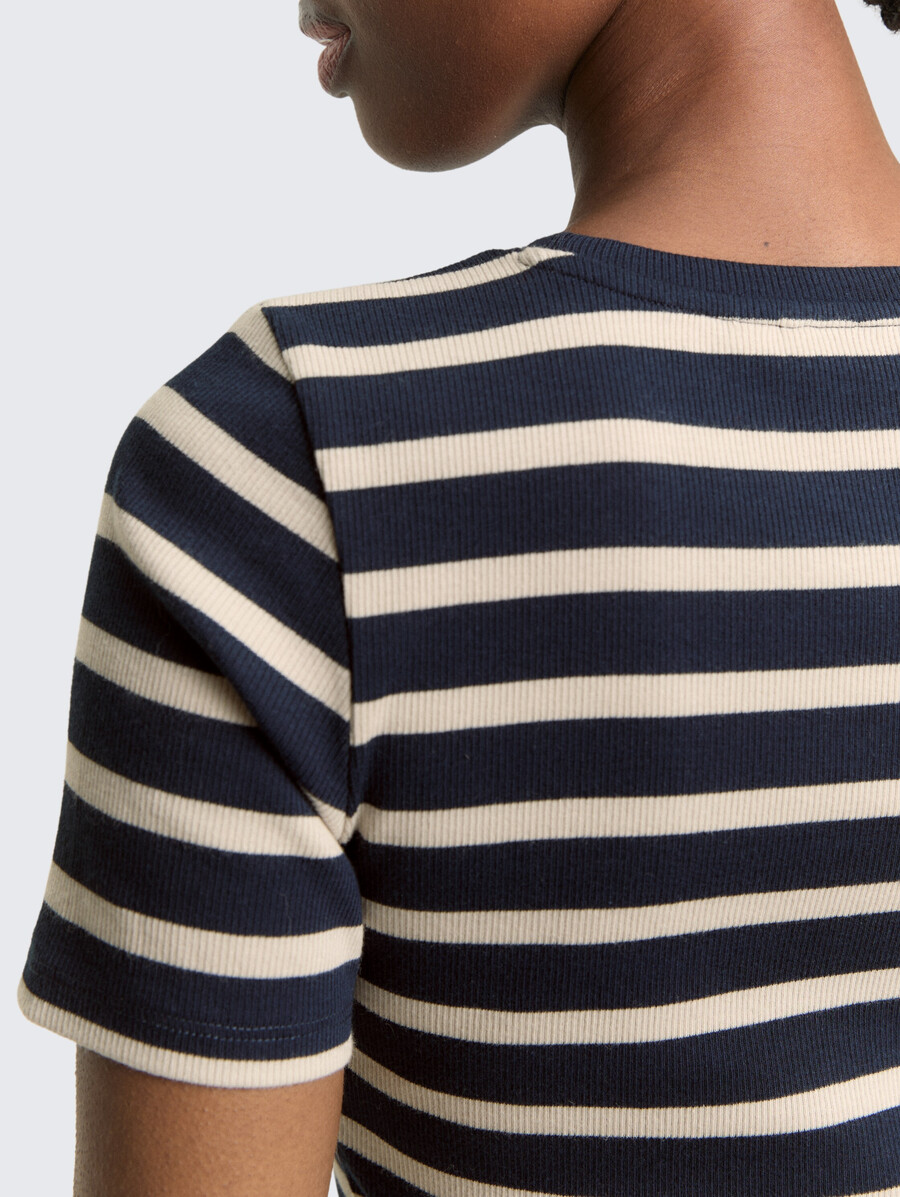 schmal geschnittenes t-shirt mit streifenmuster
