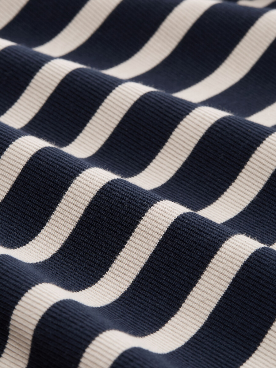 schmal geschnittenes t-shirt mit streifenmuster