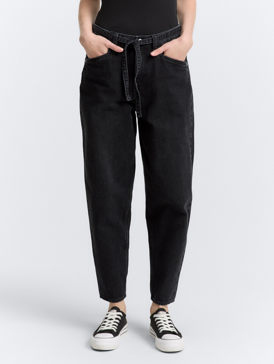 ttadea barrel jeans mit gürtel