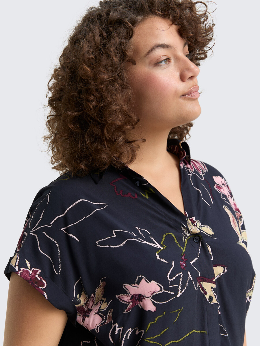 bluse in Übergröße mit blumenmuster