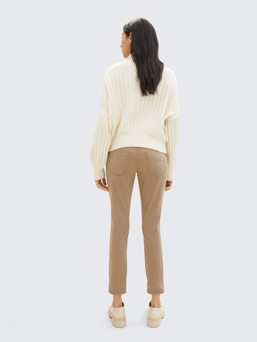 schmal zulaufende locker sitzende hose