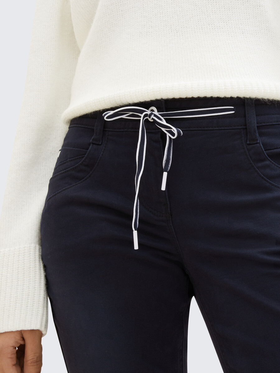 schmal zulaufende locker sitzende hose