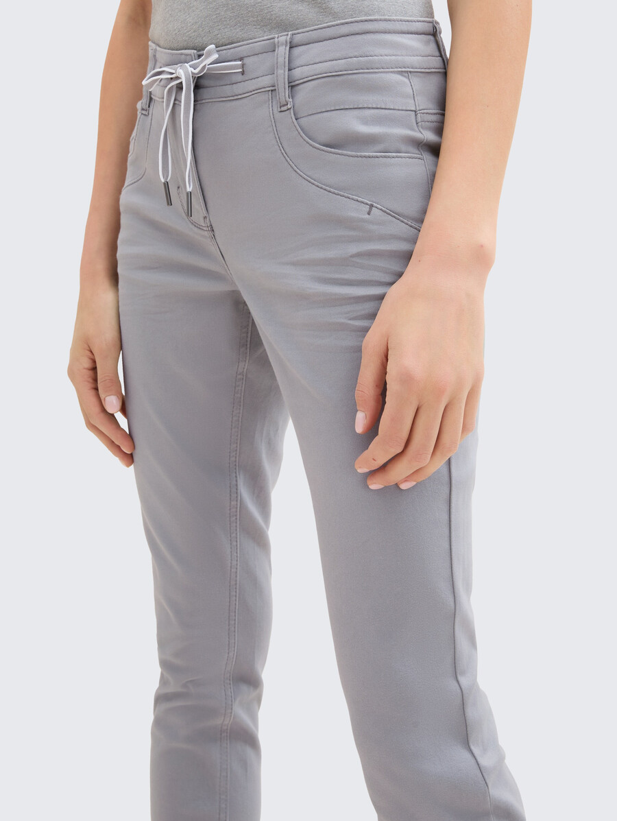 schmal zulaufende locker sitzende hose