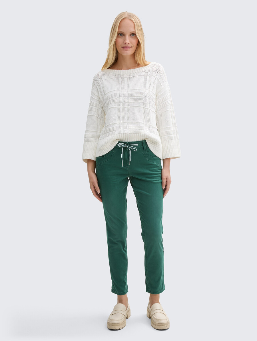 schmal zulaufende locker sitzende hose
