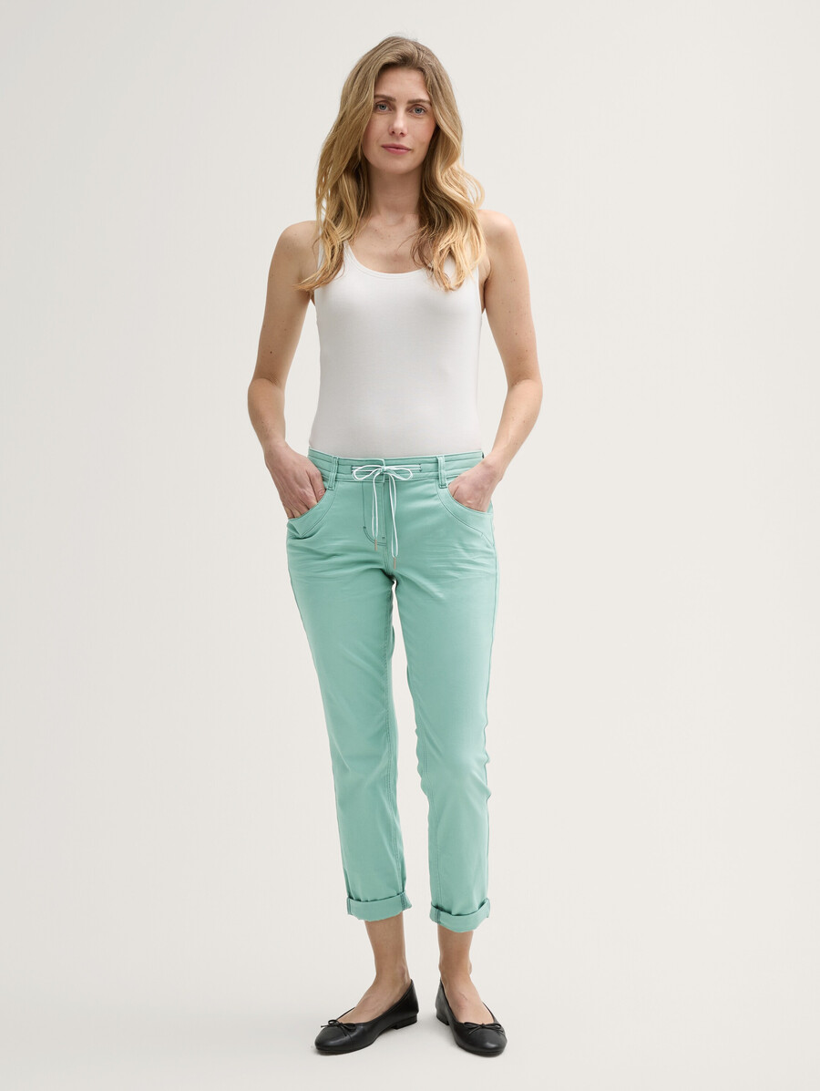 schmal zulaufende locker sitzende hose