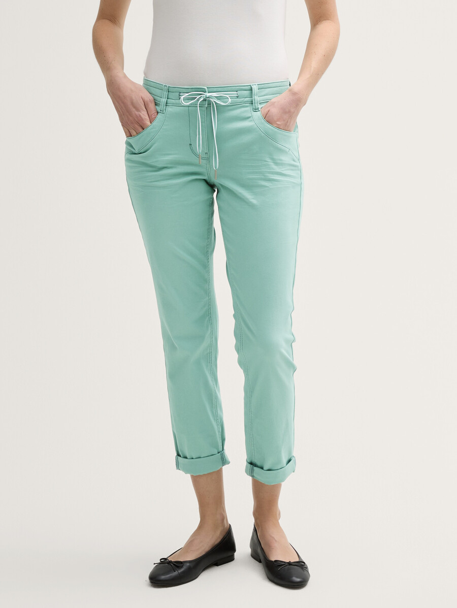schmal zulaufende locker sitzende hose