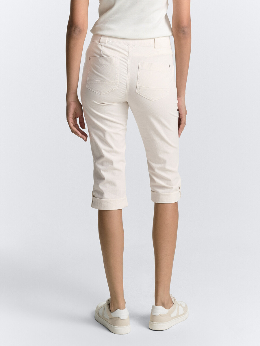 schmal zulaufende locker sitzende caprihose