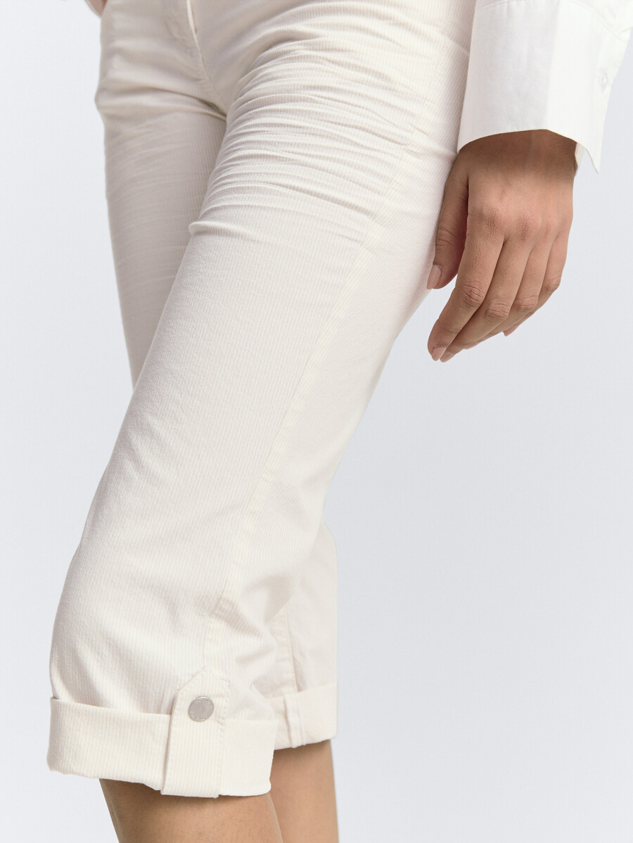 schmal zulaufende locker sitzende caprihose