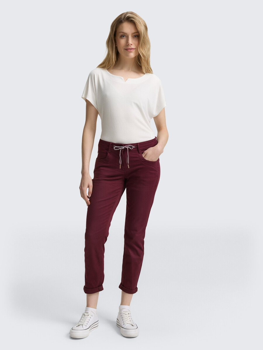 schmal zulaufende locker sitzende hose
