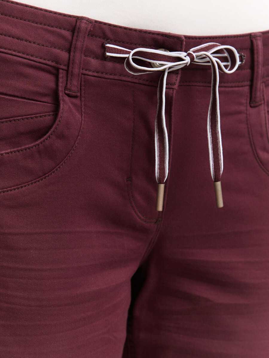 schmal zulaufende locker sitzende hose