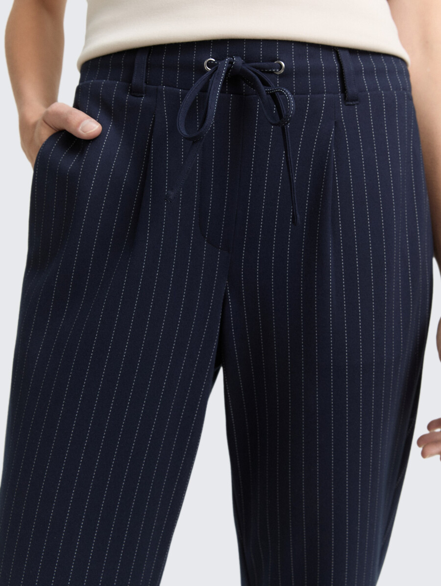 weit geschnittene hose mit nadelstreifen