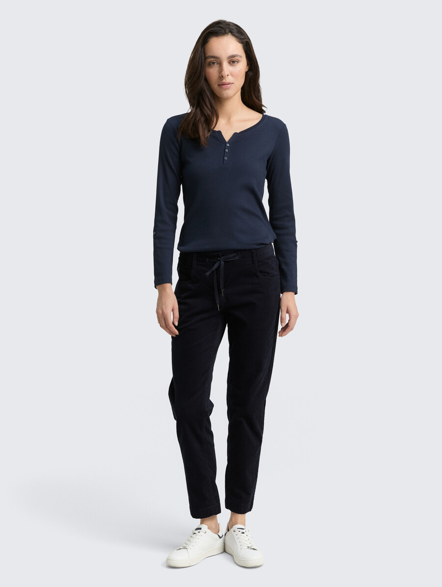 schmal zulaufende locker sitzende cordhose