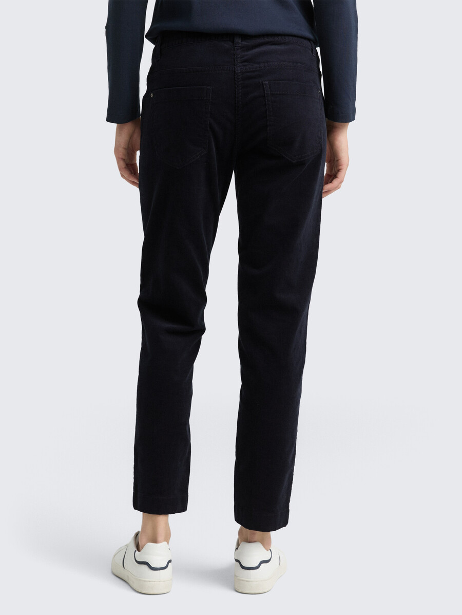 schmal zulaufende locker sitzende cordhose