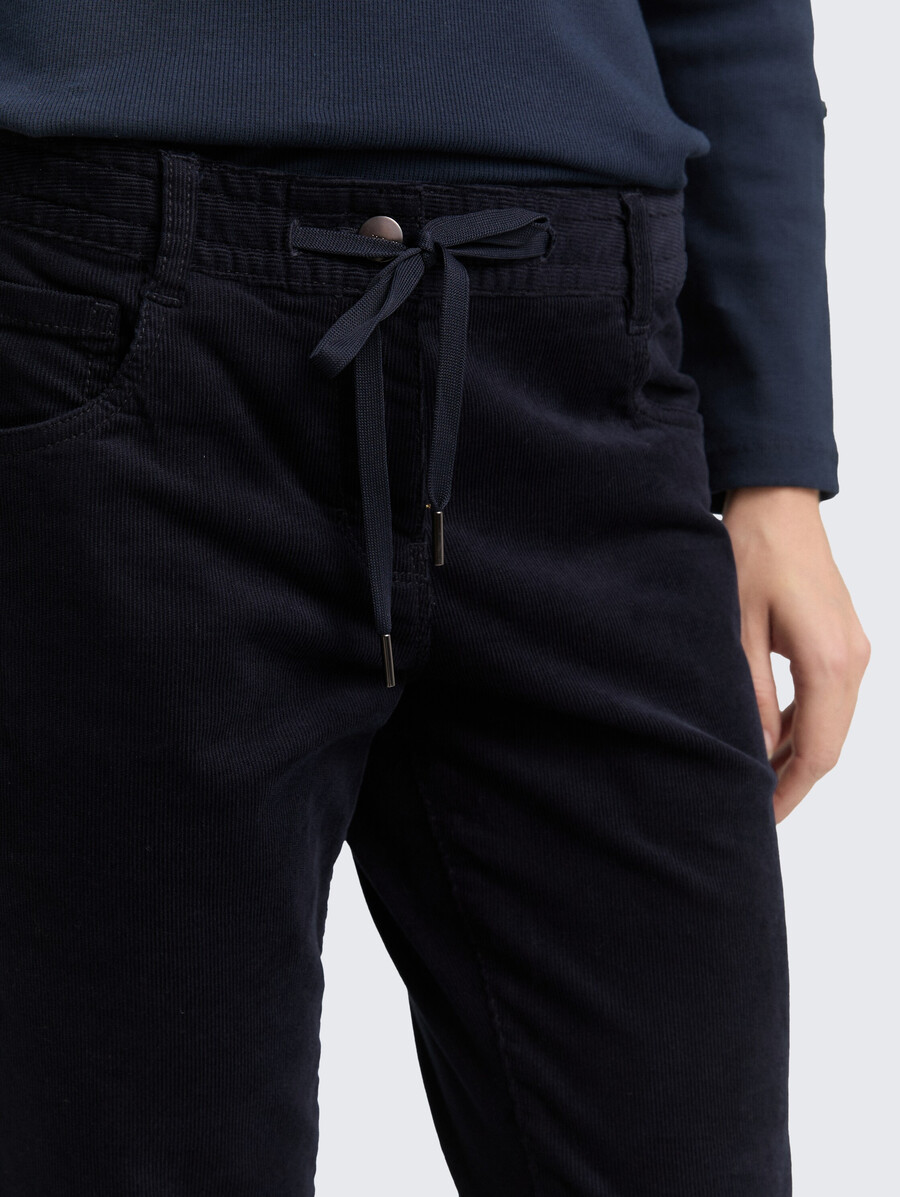 schmal zulaufende locker sitzende cordhose