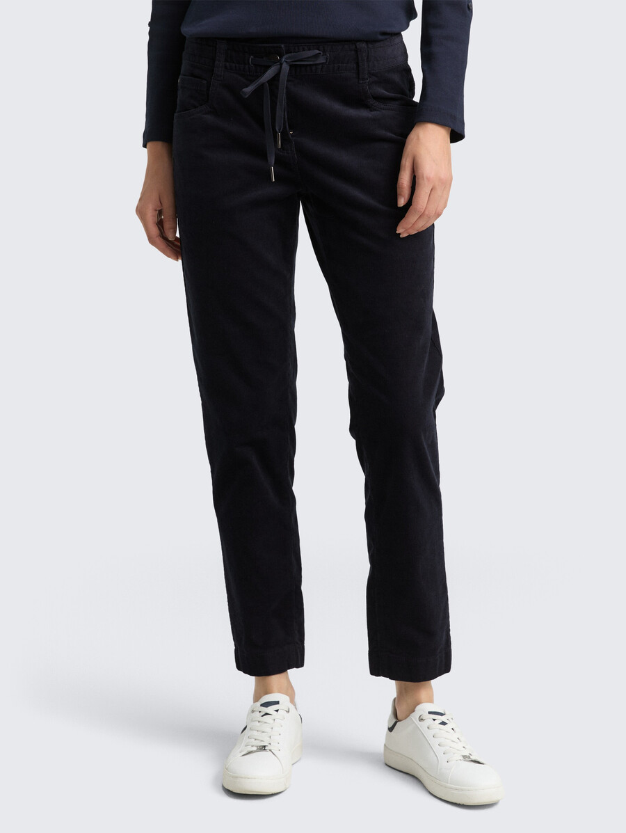 schmal zulaufende locker sitzende cordhose