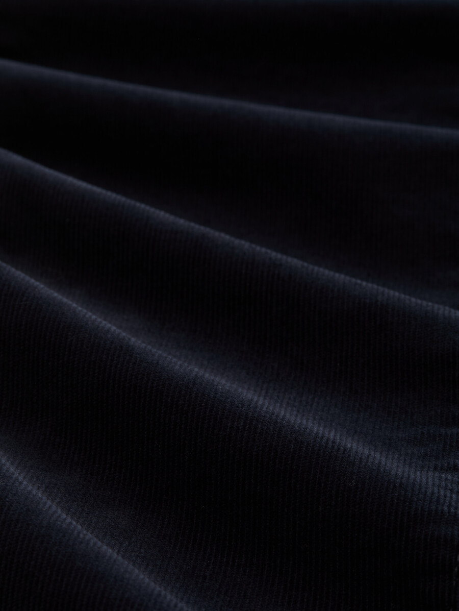 schmal zulaufende locker sitzende cordhose