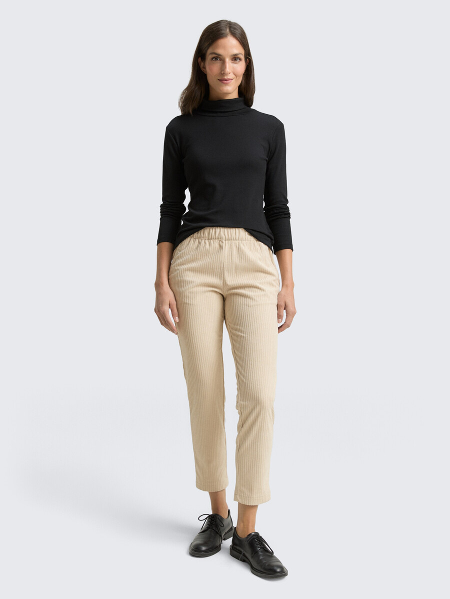 locker sitzende schmal geschnittene cordhose