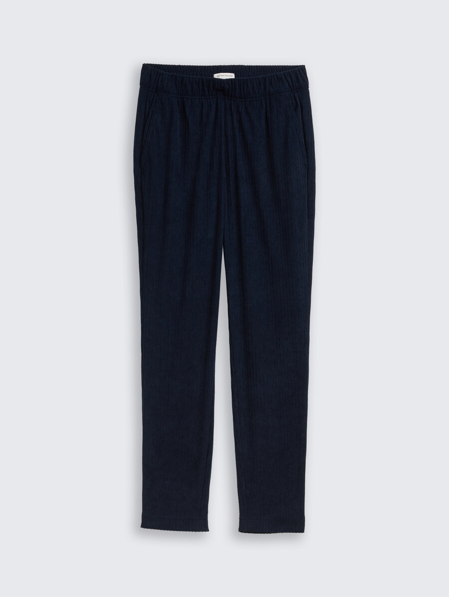 locker sitzende schmal geschnittene cordhose