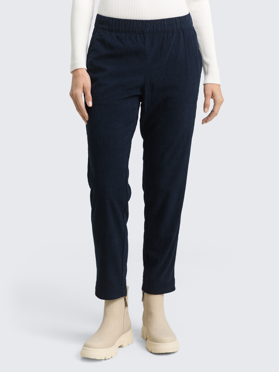 locker sitzende schmal geschnittene cordhose