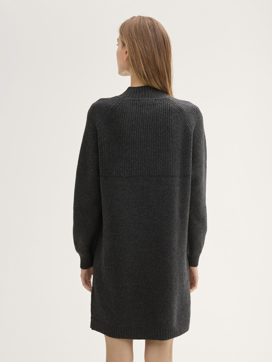 strickkleid mit stehkragen