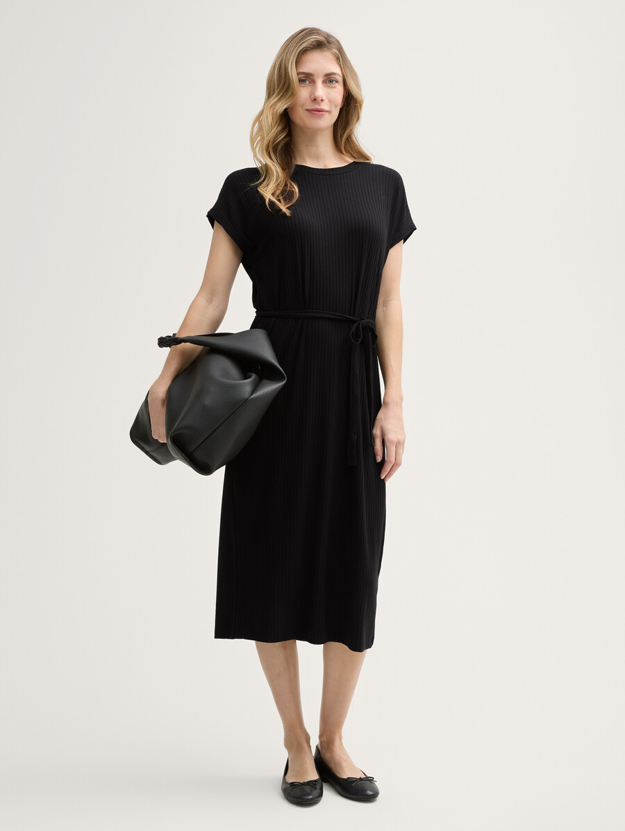 geripptes midikleid mit gürtel