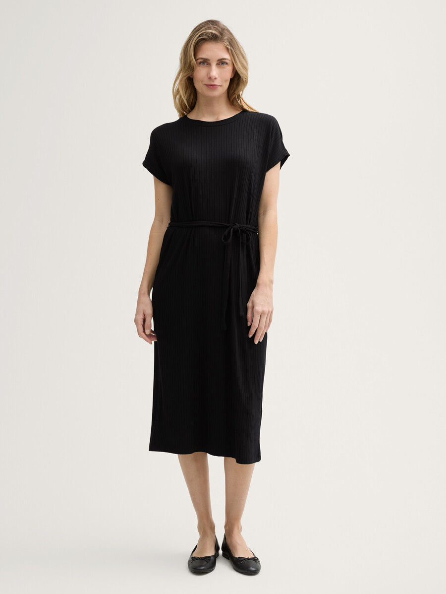 geripptes midikleid mit gürtel