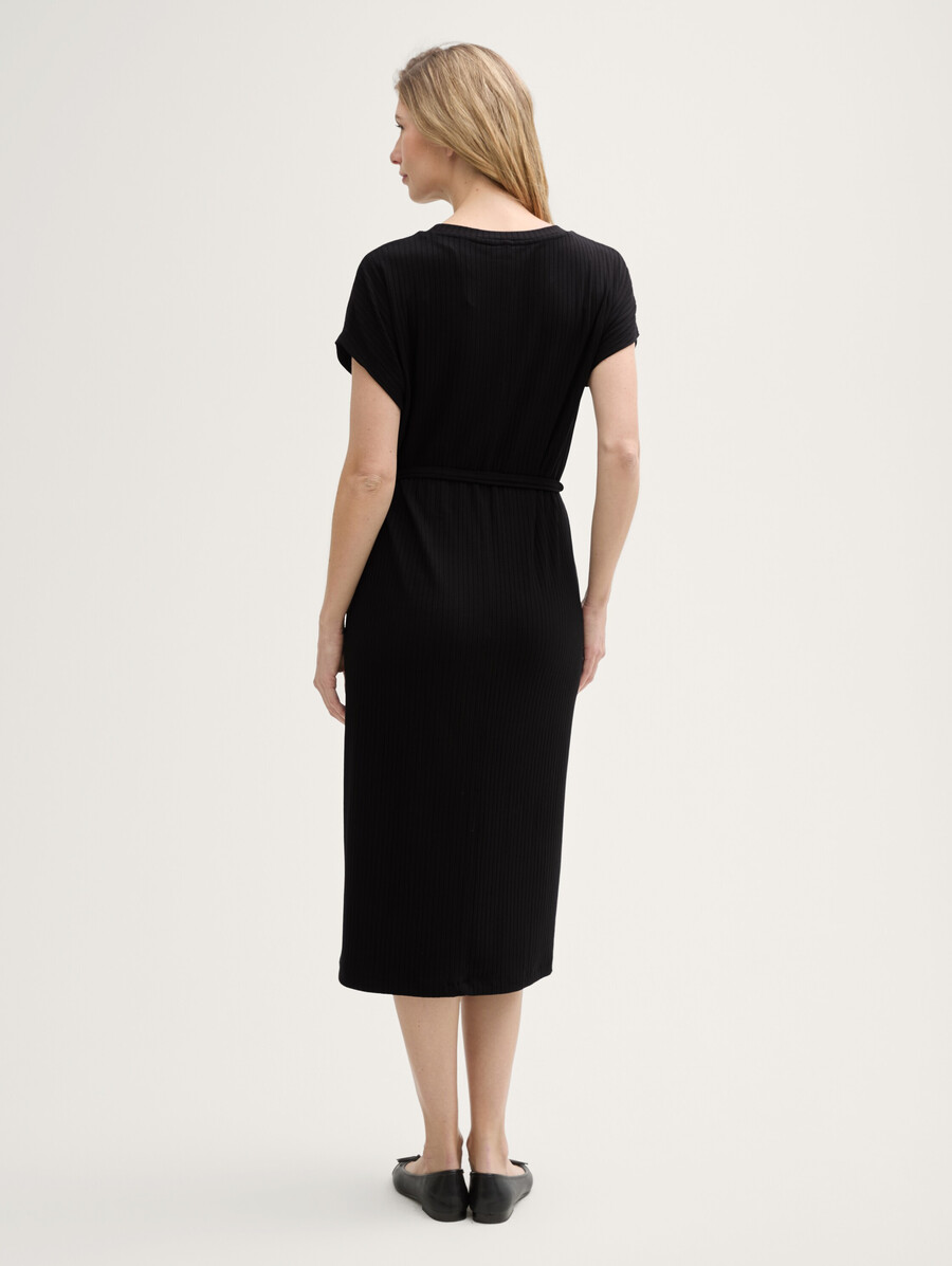 geripptes midikleid mit gürtel
