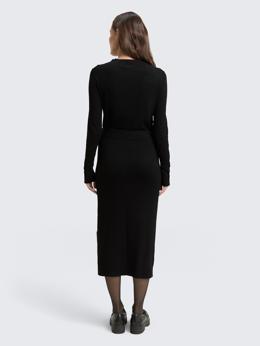 figurbetontes midikleid mit gürtel