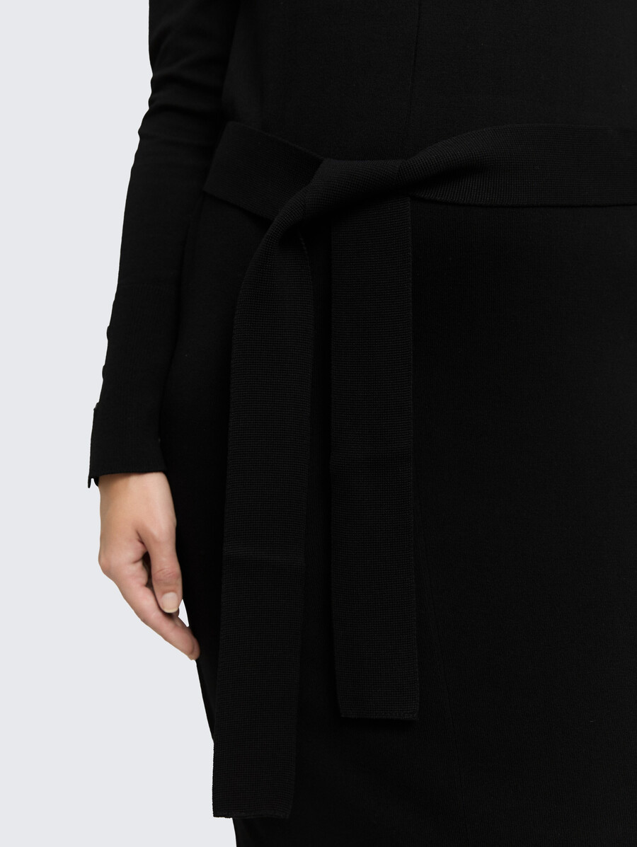 figurbetontes midikleid mit gürtel