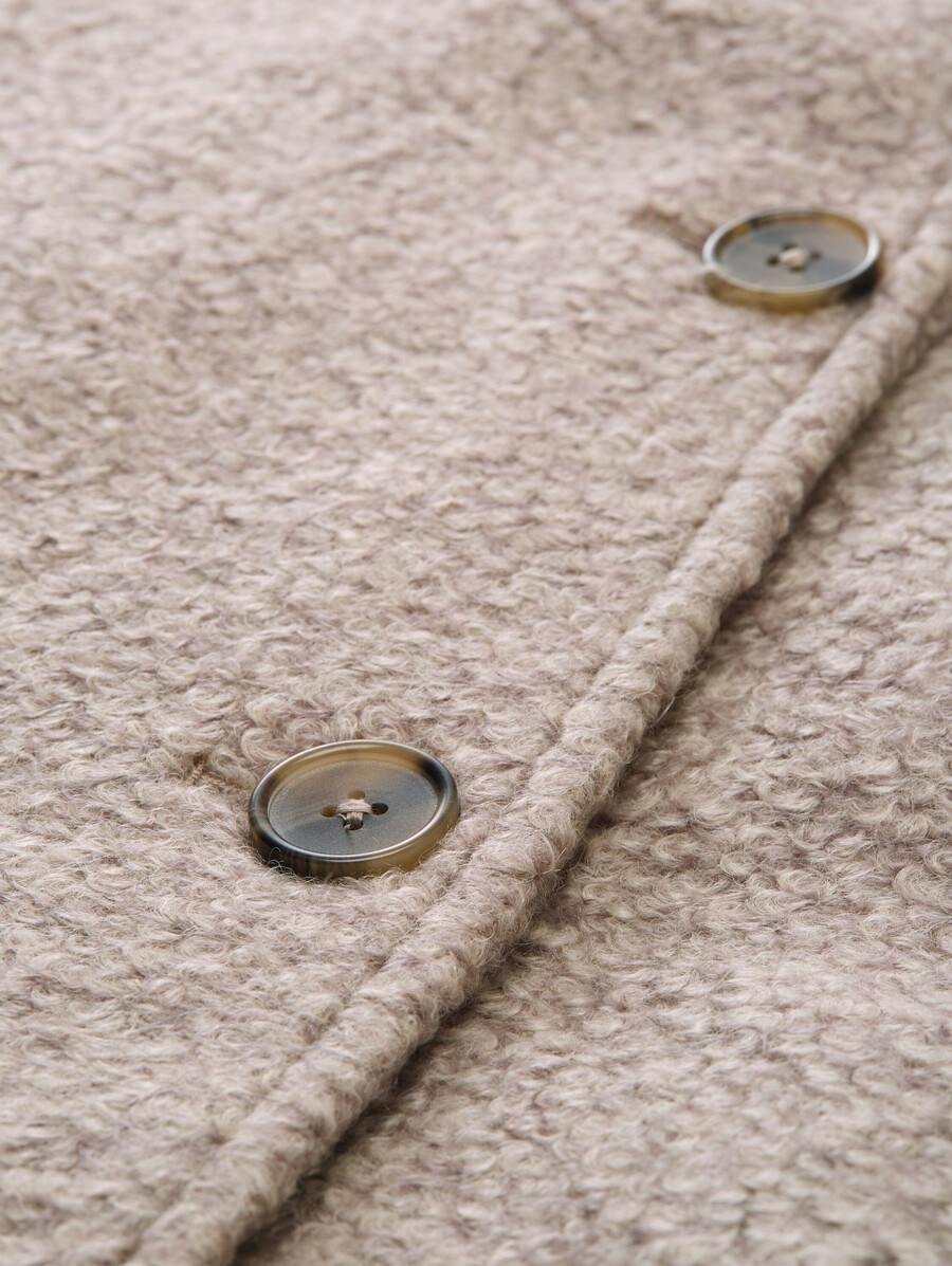 Übergröße – bouclé-mantel mit reverskragen
