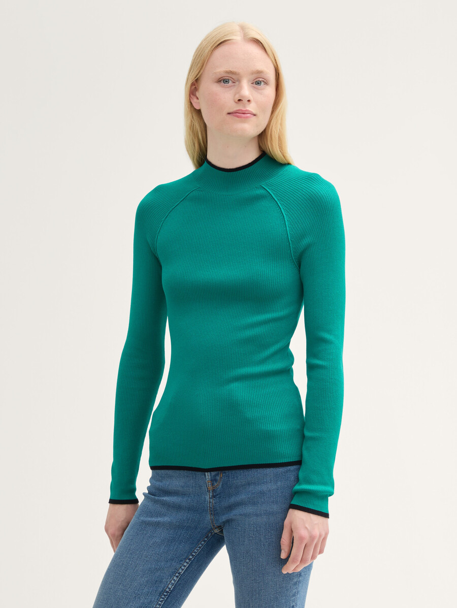 eng anliegender rippstrickpullover mit stehkragen