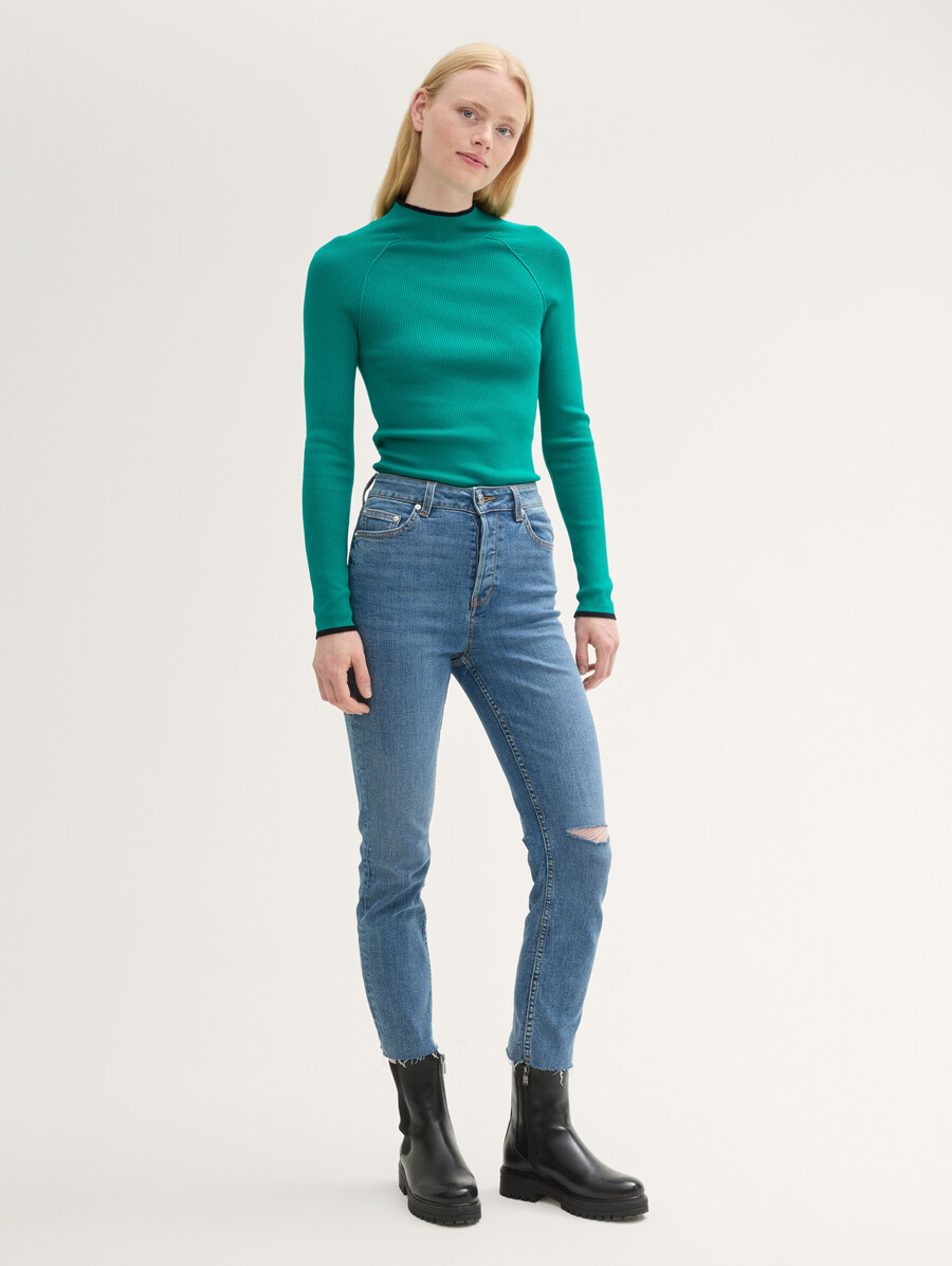 eng anliegender rippstrickpullover mit stehkragen