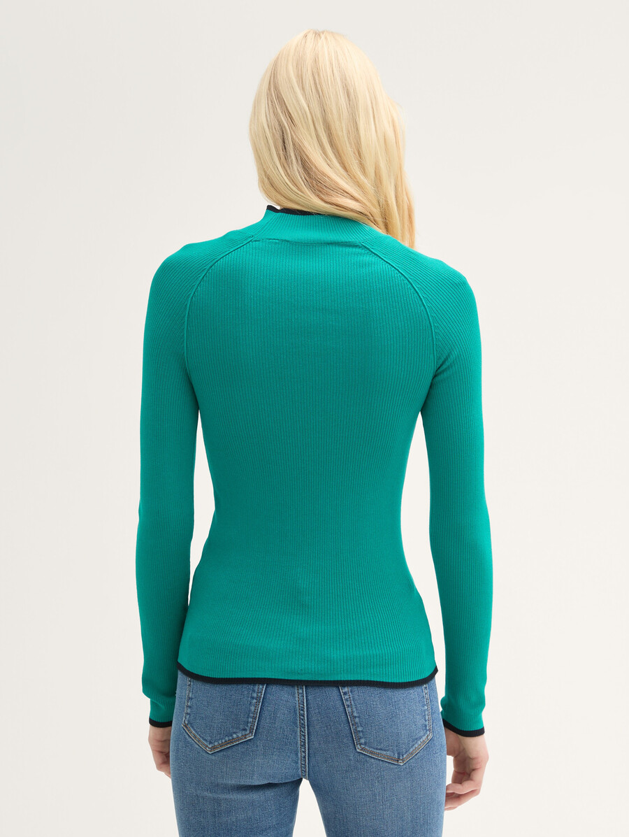 eng anliegender rippstrickpullover mit stehkragen