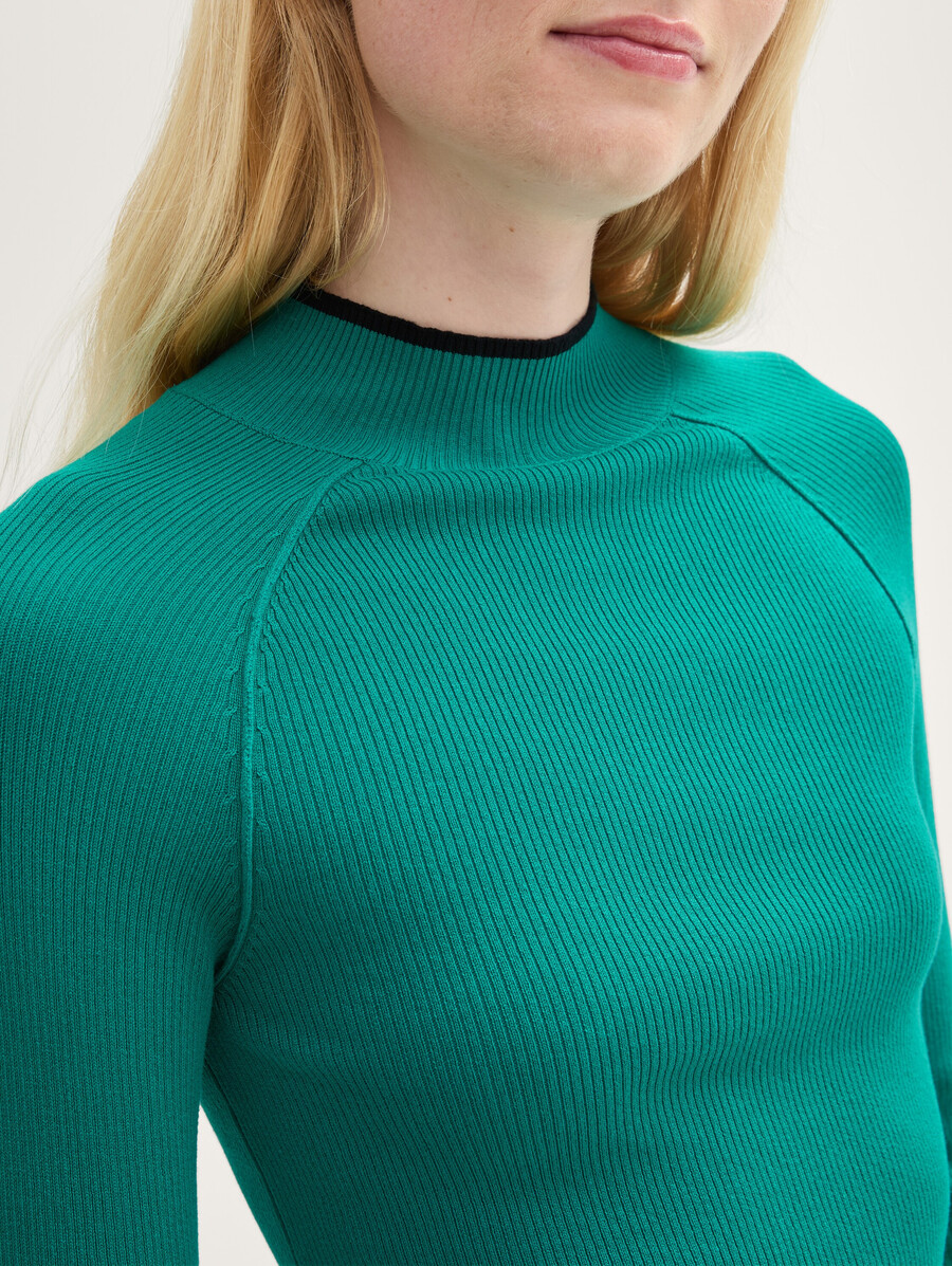 eng anliegender rippstrickpullover mit stehkragen